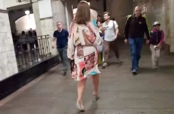 Волосатая пизда в трусах под платьем женщины