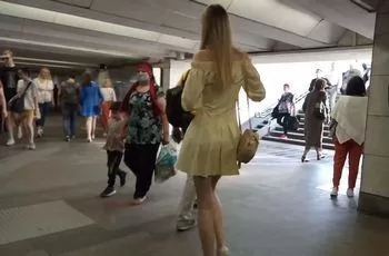 Подглядываем под платье девушке с волосатой писей