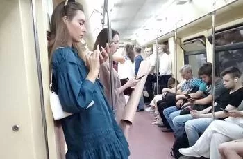 Парень залез девушке под платье и стал за ней следить