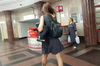 Под платьем девушка скрывала татуировку вокруг ануса