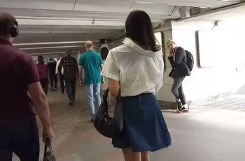 Подглядывание под юбку девушке с колючей писей