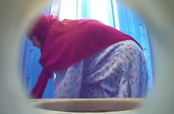 Восточная девушка писает и какает в туалете