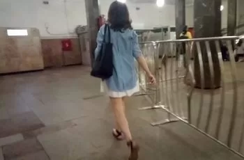Парень снимает порно видео под юбкой у женщины