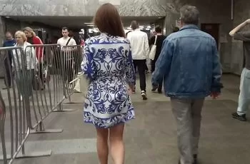 Подглядел под платье девушке и снял на видео ее трусы