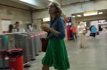 Для съёмки видео парень заглянул девушке под юбку
