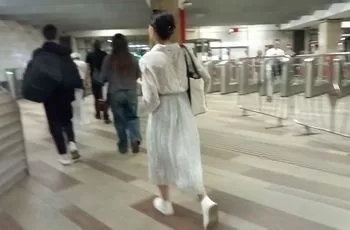 Девушка без трусов под платьем спустилась в метро