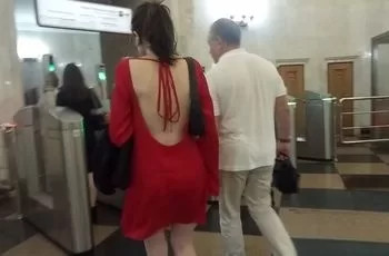 У девушки под платьем парень разглядывает узкие трусики