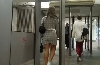 Случайная съёмка под юбкой красивой девушки