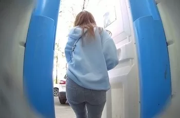 Камера сняла писсинг девушки с откровенного ракурса