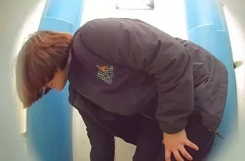 Мокрая дырка в кадре: скрытая камера в уличном туалете