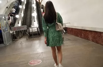 Скрытая камера под платьем в метро